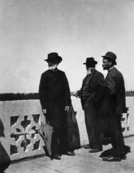 Der Komponist Giuseppe Verdi, der Architekt Camillo Boito und Noseda während des Besuchs der Arbeiten am Ruhesitz für Komponisten um 1898 auf dem Buonarroti-Platz in Mailand