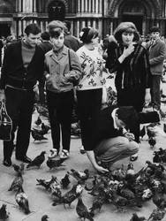 Touristen füttern Tauben, Piazza San Marco, Venedig, um 1970