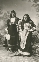 Zwei Frauen in traditioneller Kleidung aus Belvi und Aritzo, Sardinien, Italien, ca. 1910