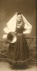 Frau in traditioneller Tracht mit Kupfergefäß, Abruzzen, Italien