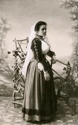 Frau in traditioneller Kleidung, Sardinien, Italien, ca. 1910