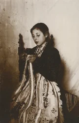 Junge Frau beim Nähen, Toskana, Italien, ca. 1910