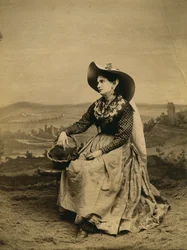 Junge Frau in Kleidung und Strohhut aus der Landschaft von Siena, Toskana, Italien, Fotografie von Paolo Lombardi, Siena, ca. 1890