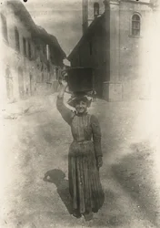 Junge Frau in traditioneller Kleidung, Roccaraso, Abruzzen, Italien, ca. 1905