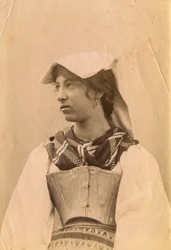 Junge Frau in traditioneller Kleidung und Kopfschmuck, römische Landschaft, Lazio, Italien, ca. 1905