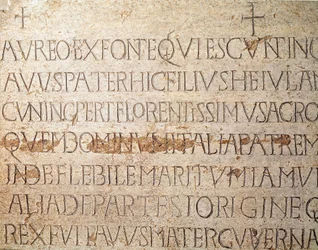Archäologie des Mittelalters. Barbarische Kunst der Lombardei: Grabstein des Langobardenkönigs Cunipert, bekannt als der Fromme (Cuniperto, 678-700). Langobardische Kunst. Pavia, Städtisches Museum, Archäologische Abteilung