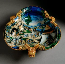 Keramikschale in Form eines verzierten Kleeblatts mit der Darstellung Hannibals bei der Überquerung der Alpen, hergestellt in Urbino in der Werkstatt Fontana, Italien. Um 1550, Florenz, Museo Nazionale del Bargello