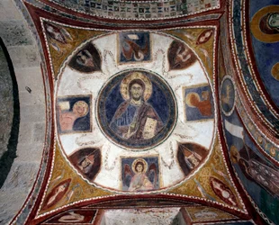 Christus spendet Segen, umgeben von Symbolen der Evangelisten, Fresko der italienischen Schule des 13. Jahrhunderts, Gewölbe 15 der Krypta der Kathedrale von Anagni, Italien