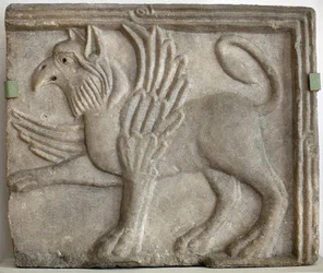 Greif oder Gryps. Gemeißeltes Flachrelief, Marmor, Venedig, Italien, 12. Jahrhundert. Nationalgalerie, Palais Sternberg, Prag, Tschechische Republik.
