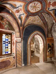 Innenansicht der Kapelle des Heiligen Gregor, dekoriert mit Fresken byzantinischen Einflusses, geschaffen von der römischen Schule des frühen 13. Jahrhunderts. Kloster des Heiligen Benedikt (Sacro Speco), Subiaco (Rom), Italien