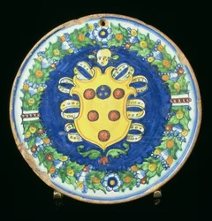 Majolika-Teller mit dem Wappen der Medici und einem Rand aus Laub und Früchten, Italien, 16. Jahrhundert