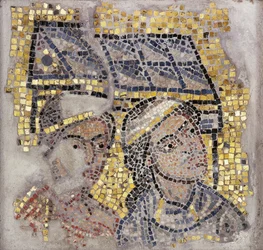 Mosaiktafel mit zwei Köpfen und einem Gebäude im Hintergrund