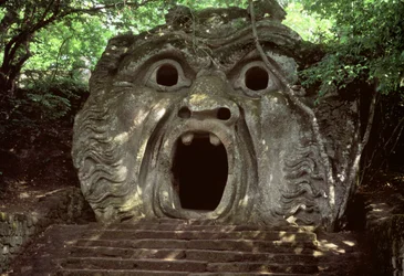 Mund einer fantastischen Höhle, Steinskulptur im "Parco dei Mostri"