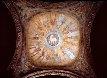 Mystisches Lamm, umgeben von Heiligen und Engeln - Fresko