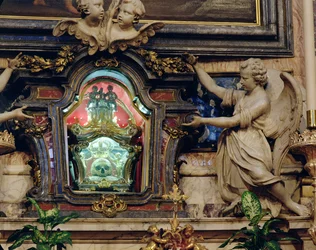 Reliquie des Schädels von St. Aloysius Gonzaga am Hochaltar