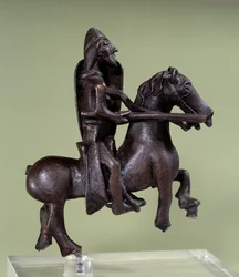 Romanische Kunst: Bronzene Ritterstatuette mit Rüstung