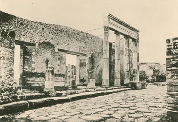 Der Eingang zum Dreieckigen Forum (Gravur)