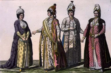 Drei Frauen in Winter-, Frühlings- und Sommermode (von links nach rechts) und eine in Schwangerschaftsmode, Tafel 59 aus Teil III, Band I von „Die Geschichte der Nationen“, gestochen von V. Raineri