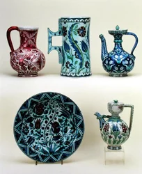 Oben, L-R: Krug; Großer Krug; Orientalische Kaffeekanne; Unten, L-R: Ladenteller; Orientalische Kaffeekanne, alle Majolika aus der Cantagalli-Fabrik, ca. 1890