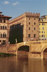 Ansicht des Museo Ferragamo und der Ponte Santa Trinita