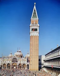 Ansicht des Campanile und der Basilika San Marco