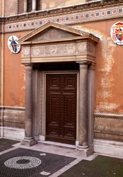 Ansicht der Vorhalle mit einem Marmorfries, der (von links nach rechts) Pastore (der erste Kirchenbesitzer), Pudenziana, Prassede und ihren Vater Pudens zeigt, in der Mitte das mystische Lamm