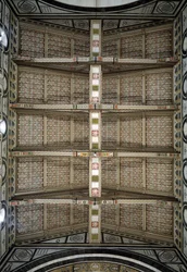 Ansicht der Holzbalkendecke