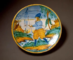 Junger Mann aus dem Adel. Keramikteller, hergestellt in Viterbo, Italien. Ende des 16. Jahrhunderts, Florenz, Museo Nazionale del Bargello