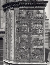 Szenen aus dem Neuen Testament, Reliefplatte von der Fassade