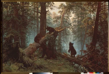 Morgen in einem Kiefernwald (Drei Bärenjunge klettern auf einen umgestürzten Baum, während ihre Mutter sie beobachtet)