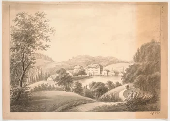 Mehrere eng beieinander liegende Gebäude, darunter ein Hauptgebäude und kleinere Häuser mit Schornsteinen, an einem Wasserlauf oder See, umgeben von Bäumen und Hügeln