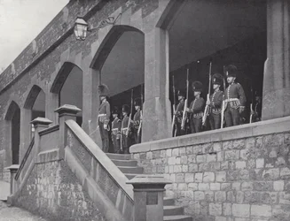 Verriegelung der Turmtore, Salutieren der Schlüssel
