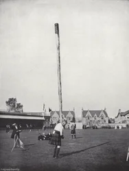 Das Inverness-Treffen, Baumstammwerfen