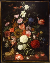 Mohnblumen, Tulpen, Rosen, Nelken, Schneeball, Lilien, Iris, eine Sonnenblume und andere Blumen in einer Glasvase mit einem Maiskolben auf einem Sims