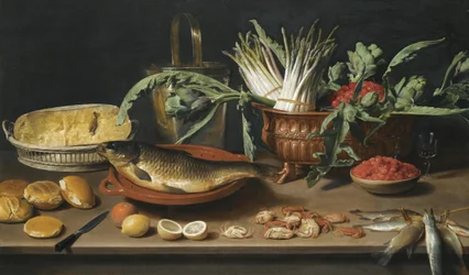 Stillleben mit Fisch auf einem Terrakottateller, Spargelbündeln, Artischocken und Kirschen in einer gewellten Schale, zusammen mit einem halben Käse in einem Korb, Brötchen, Walderdbeeren, Zitronen, Orangen und Krabben, die alle auf einem Tisch angeordnet 