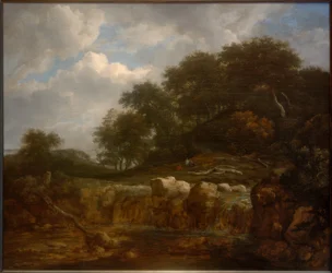 Wasserfall in hügeliger Waldlandschaft