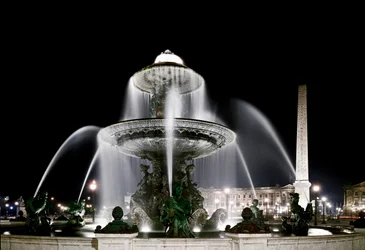 Ansicht des Brunnens von Jacques Ignace Hittorff und des Obelisken auf der Place de la Concorde in Paris