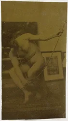 Studie eines männlichen Aktmodells, hockend mit einem Bogen in der Hand von vorne gesehen, im Atelier von Jacques de Lalaing