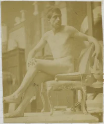 Studie eines männlichen Aktmodells, sitzend auf einem Sessel und von hinten gesehen, im Atelier von Jacques de Lalaing