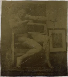 Studie eines männlichen Aktmodells, sitzend auf einer Treppe, von vorne gesehen mit Seil und Bogen auf dem Schoß, im Atelier von Jacques de Lalaing
