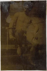 Studie eines männlichen Aktmodells, sitzend von vorne gesehen mit Schwert auf dem Schoß, im Atelier von Jacques de Lalaing