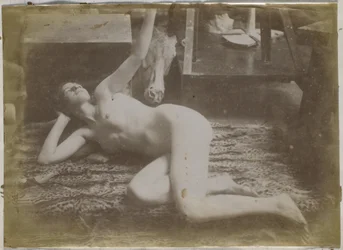 Studie eines weiblichen Aktmodells, liegend auf einem Tigerfell, im Atelier von Jacques de Lalaing