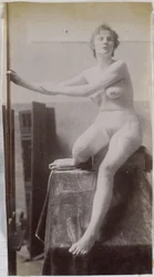 Studie eines weiblichen Aktmodells, sitzend und von vorne gesehen, im Atelier von Jacques de Lalaing