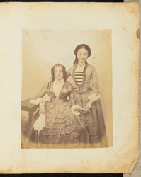 [Porträt von zwei Frauen, die sich an den Händen halten]