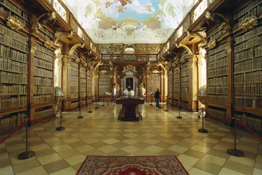 Ansicht der Bibliothek des Stifts Melk nach einem Entwurf von Jakob Prandtauer (1660-1726). Frühes 18. Jahrhundert. Österreich