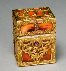 Kasten mit Pflegeutensilien