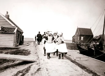 Kinder auf der Insel Marken, Niederlande, 1898