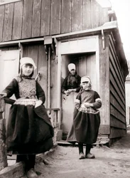 Mädchen in traditioneller Kleidung, Marken Island, Niederlande, 1898