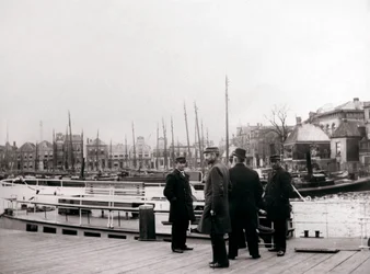 Männer bei einem Kanalboot, Rotterdam, 1898