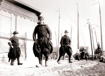 Männer in traditioneller Kleidung, Marken Island, Niederlande, 1898